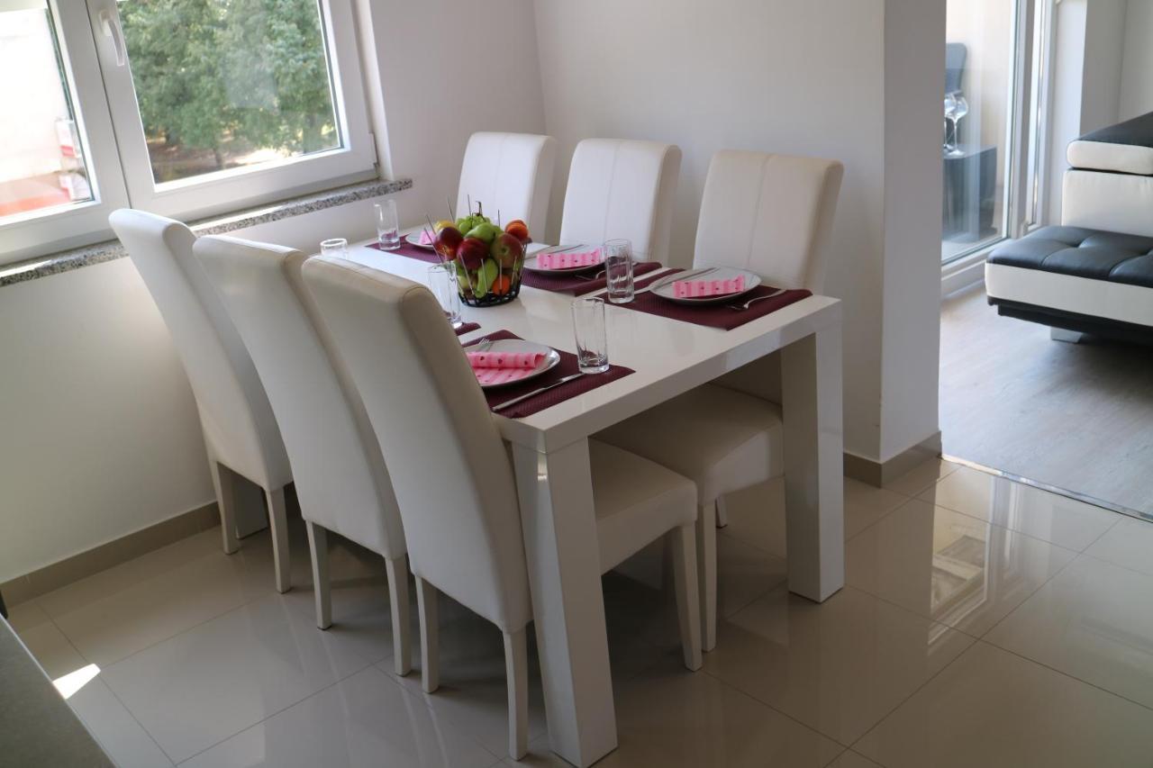 Apartman Mark Apartment พูลา ภายนอก รูปภาพ